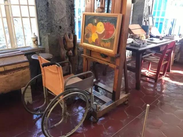 她是最有名的“荡妇”，身体残破不堪，却用画笔画出尖刻的爱情