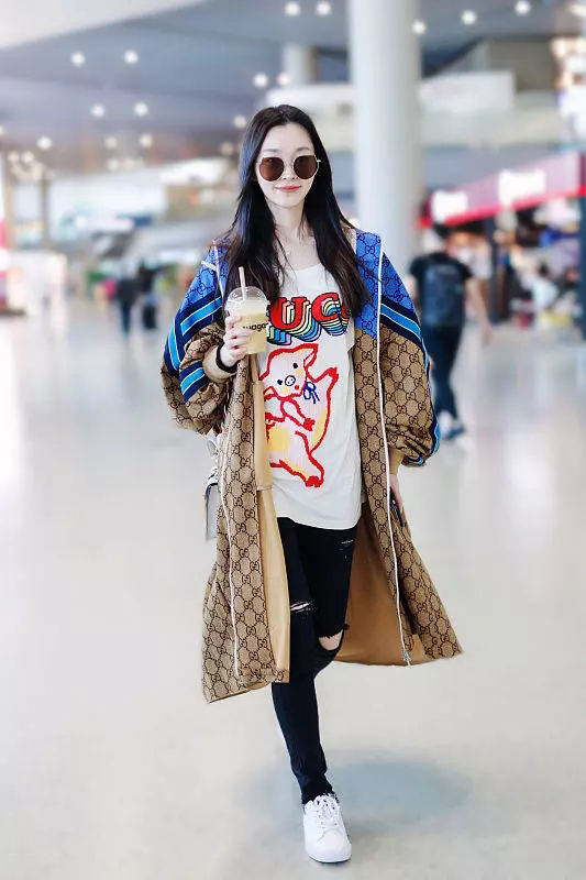 ​宋轶一路走红衣品提升很快！运动风衣+T恤小白鞋，又休闲又甜美