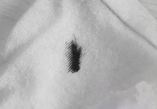 白衣服有污渍如何处理,衣服上的顽固污渍怎么处理