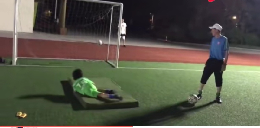 两个青训队员倒钩射门,足球对抗性的射门练习