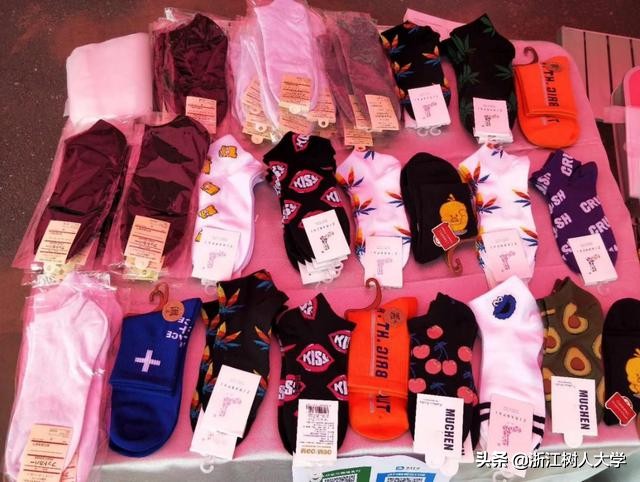 树大校园跳蚤市场：买到心仪的好货了吗？