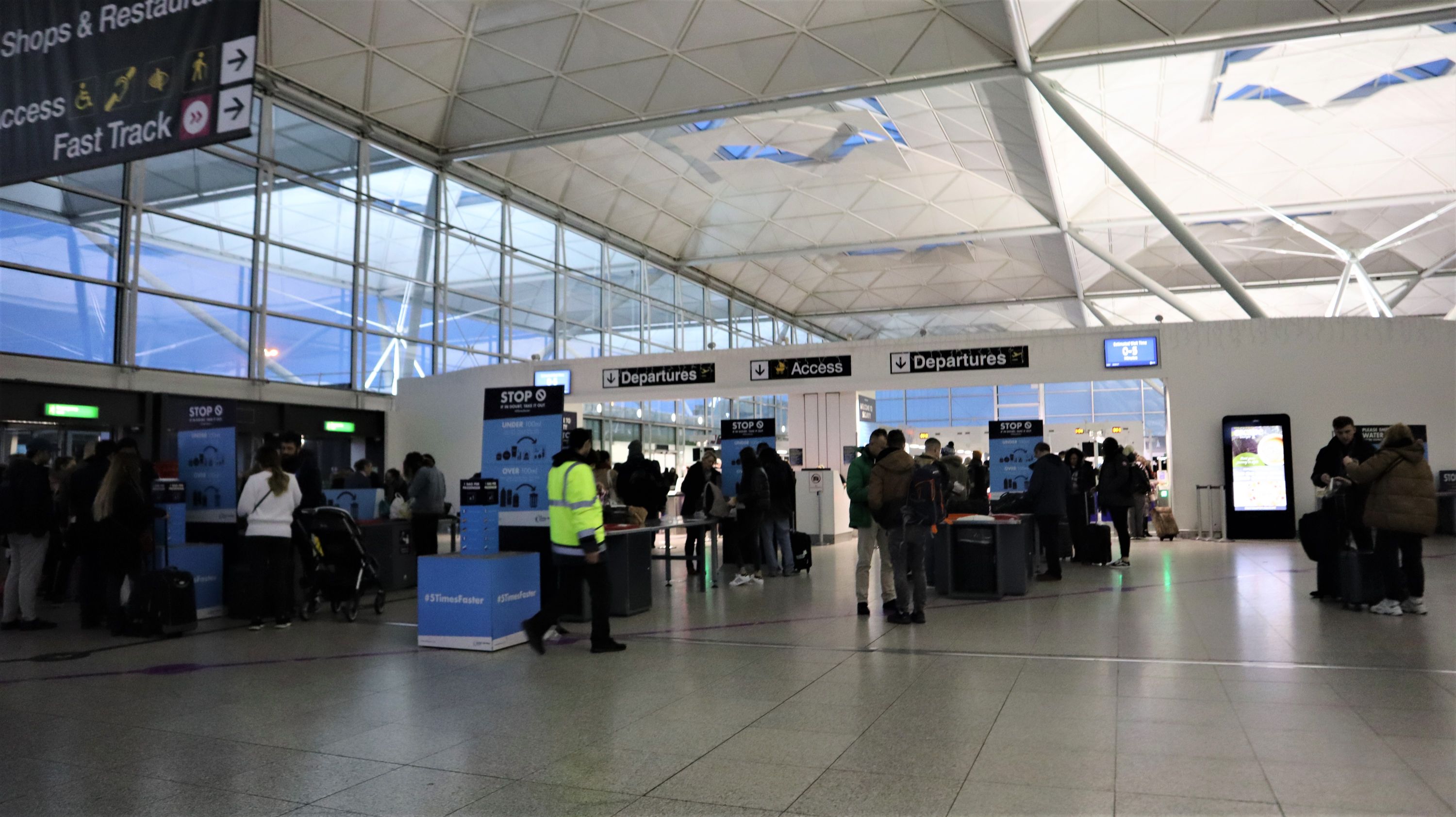 票价100块的欧洲超短线！座椅比国内廉航还窄，坐几分钟都受不了