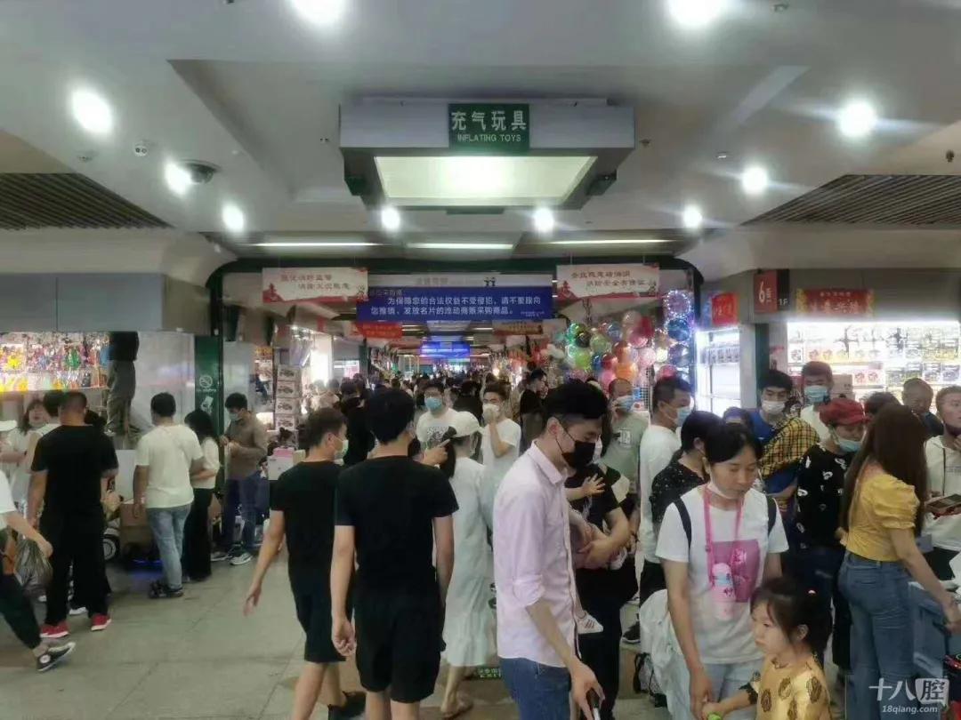义乌国际商贸城一区生意火爆，地摊经济果然厉害