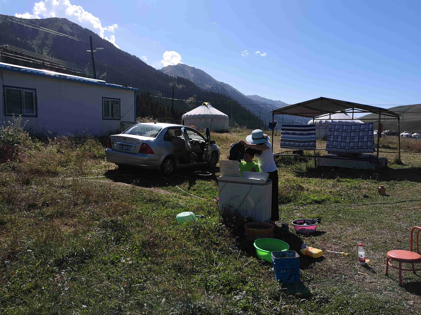 与*疆新**旅店老板共餐，直夸我土豆丝炒的好吃，后请我吃羊肉大餐