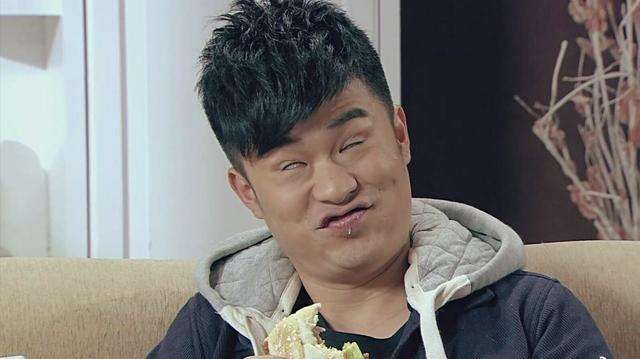 张子萱挺孕肚逛街,张子萱晒陈赫回复