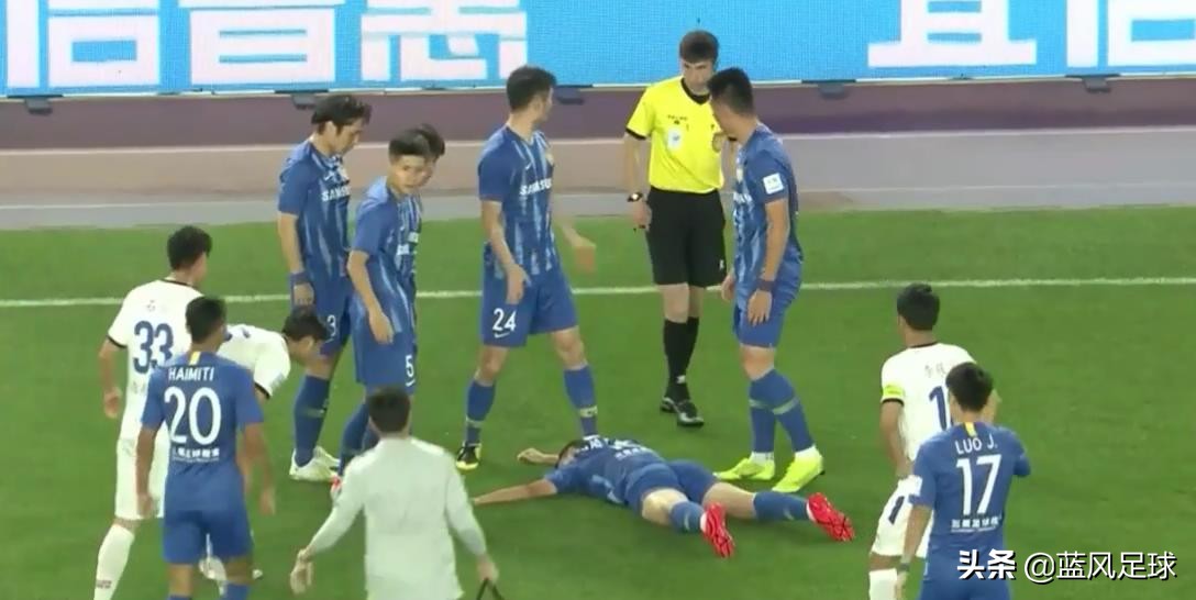 太吓人!足协杯再现恐怖1幕,21岁中场惨遭对手爆头当场昏迷