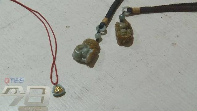 老人在旅游景点买的玉石可以退吗,老人戴金镶玉