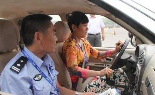 6年驾驶证已过期了如何换新驾照,6年驾照过期还要重新考试吗