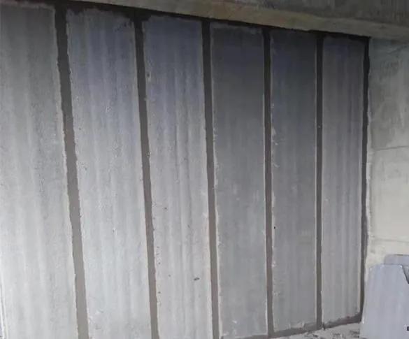地下室三层墙面渗水发霉,地下室潮湿墙面渗水腻子发霉