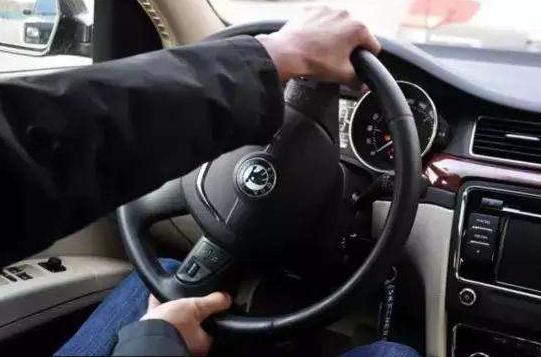 停车分不清打几圈方向盘,停车方向盘打不动