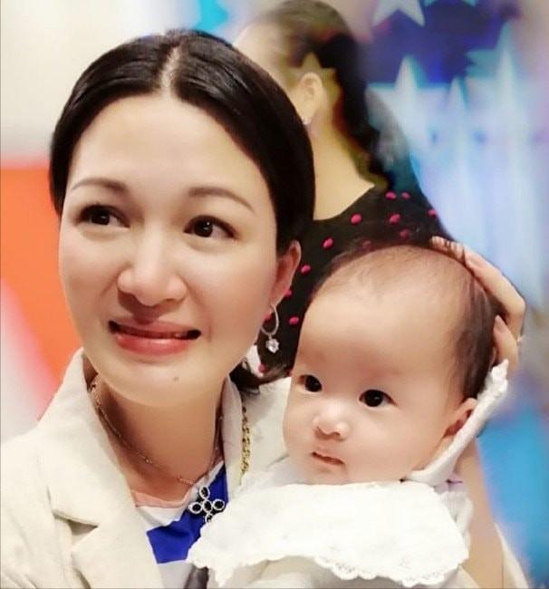 陈少霞晒与老公度假照,陈少霞抱女儿照片