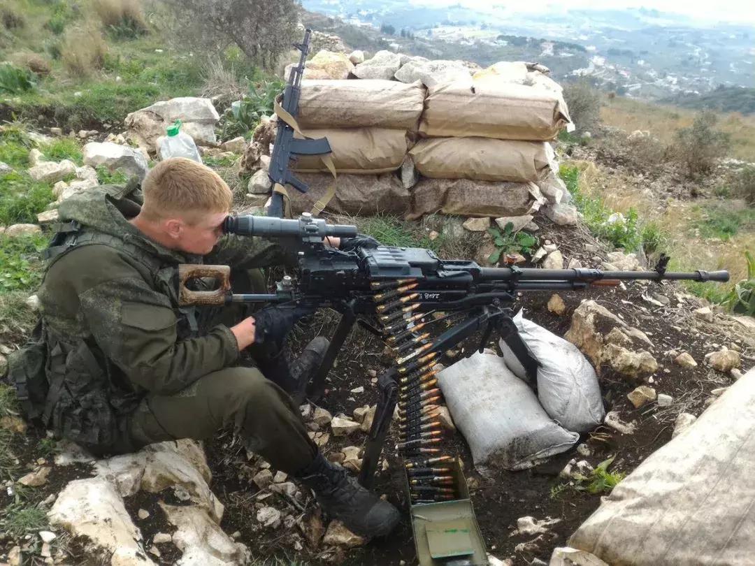 重机枪穿甲弹打穿装甲车,12.7毫米重机枪打装甲车