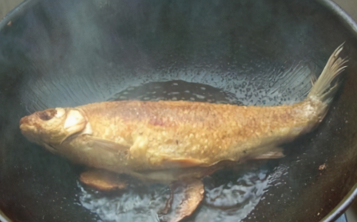 煎鱼粘锅怎么处理好吃,煎鱼容易烂皮的方法