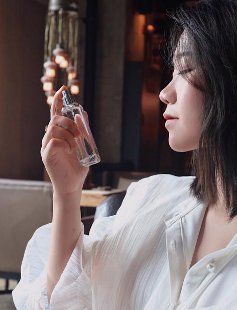 香水刚喷的时候很刺鼻正常吗,什么香水喷多了会有酒精味