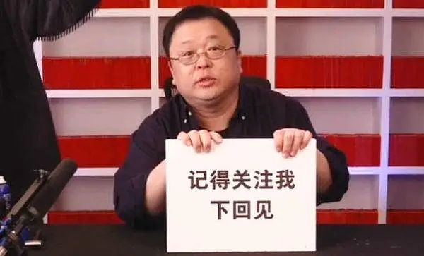 摆摊女孩月入9w,女孩摆摊赚9000元