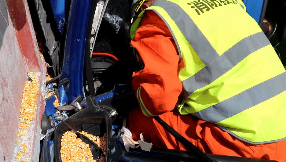 两车相撞一车头严重损毁,两车相撞损毁严重现场一片狼藉