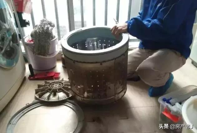 荣事达全自动洗衣机怎么清理垃圾,滚筒洗衣机怎么拆开清洗内部垃圾