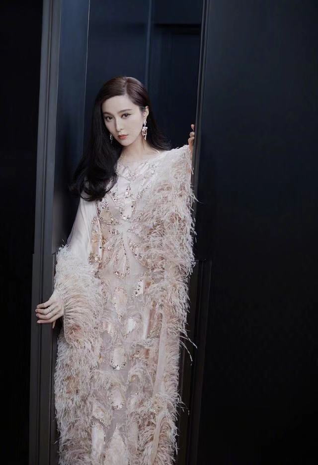 范冰冰身穿华丽的礼服艳压全场,范冰冰红毯粉色背心包头帽