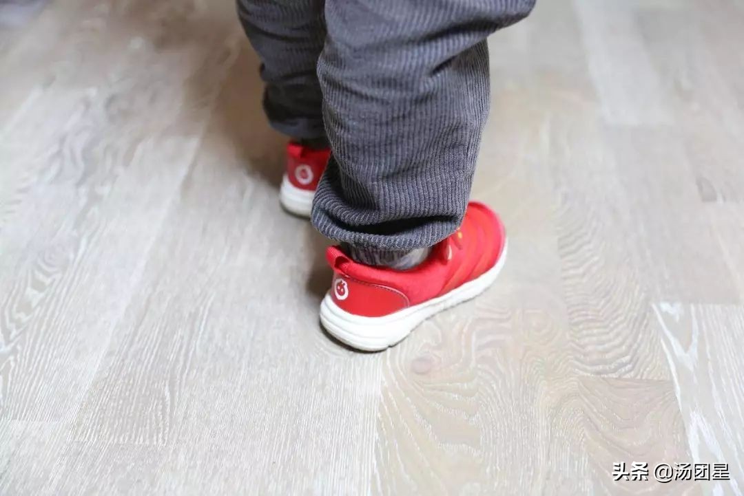 把乐迪穿在脚上起飞-小寻飞机侠儿童鞋