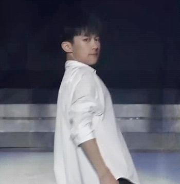 易烊千玺羞红脸,易烊千玺害羞脸红