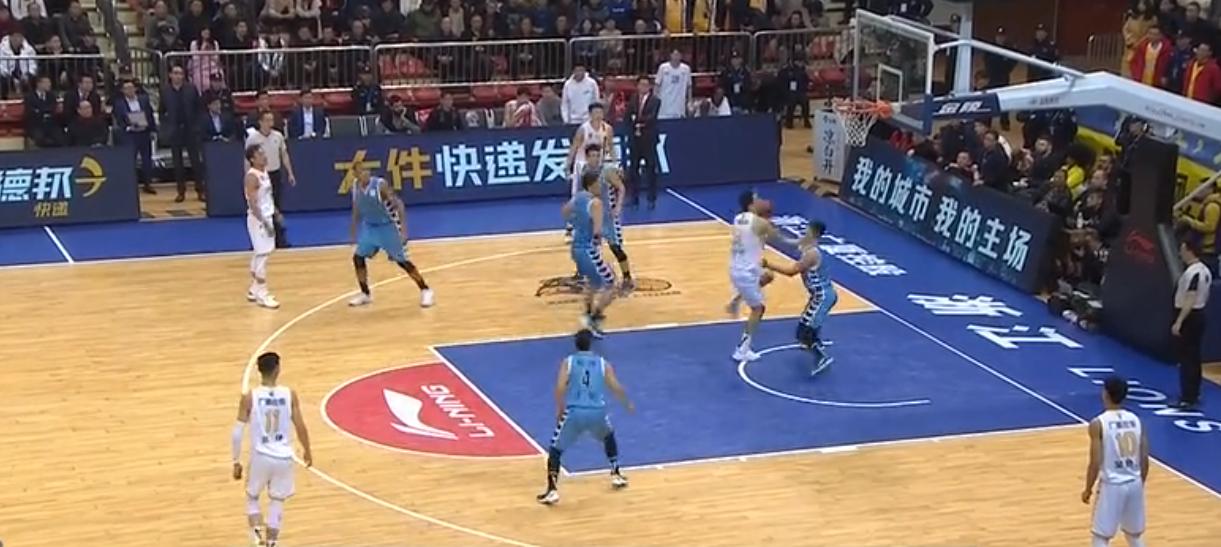 球技不咋地脾气还挺大北京首钢超巨CBA赛场怒骂裁判！