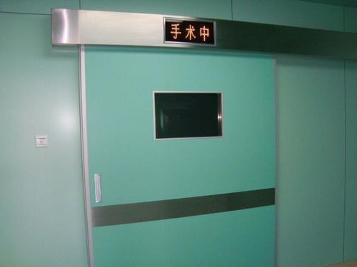 男子双腿被吊车砸成重伤,一员工被铲车误铲身亡