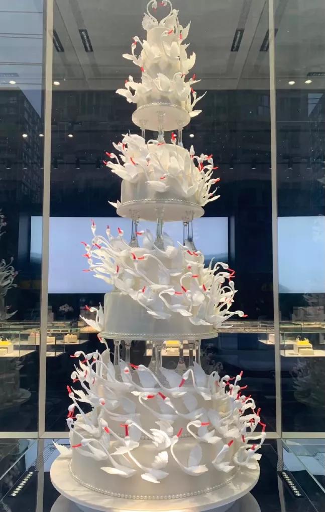 店员像柜姐、配送用劳斯莱斯，贵妇蛋糕卷成啥样了？