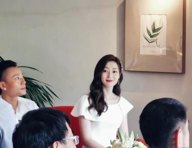 万绮雯长腿出席活动,万绮雯穿碎花裙图片