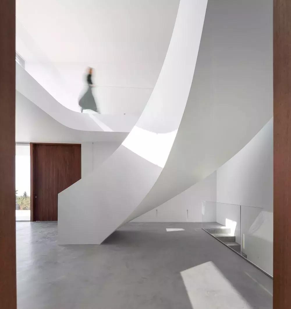 看似简单的白色极简，室内却如此惊艳