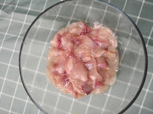 炖前怎么腌鱼好吃才能入味,炖鱼前放什么料腌