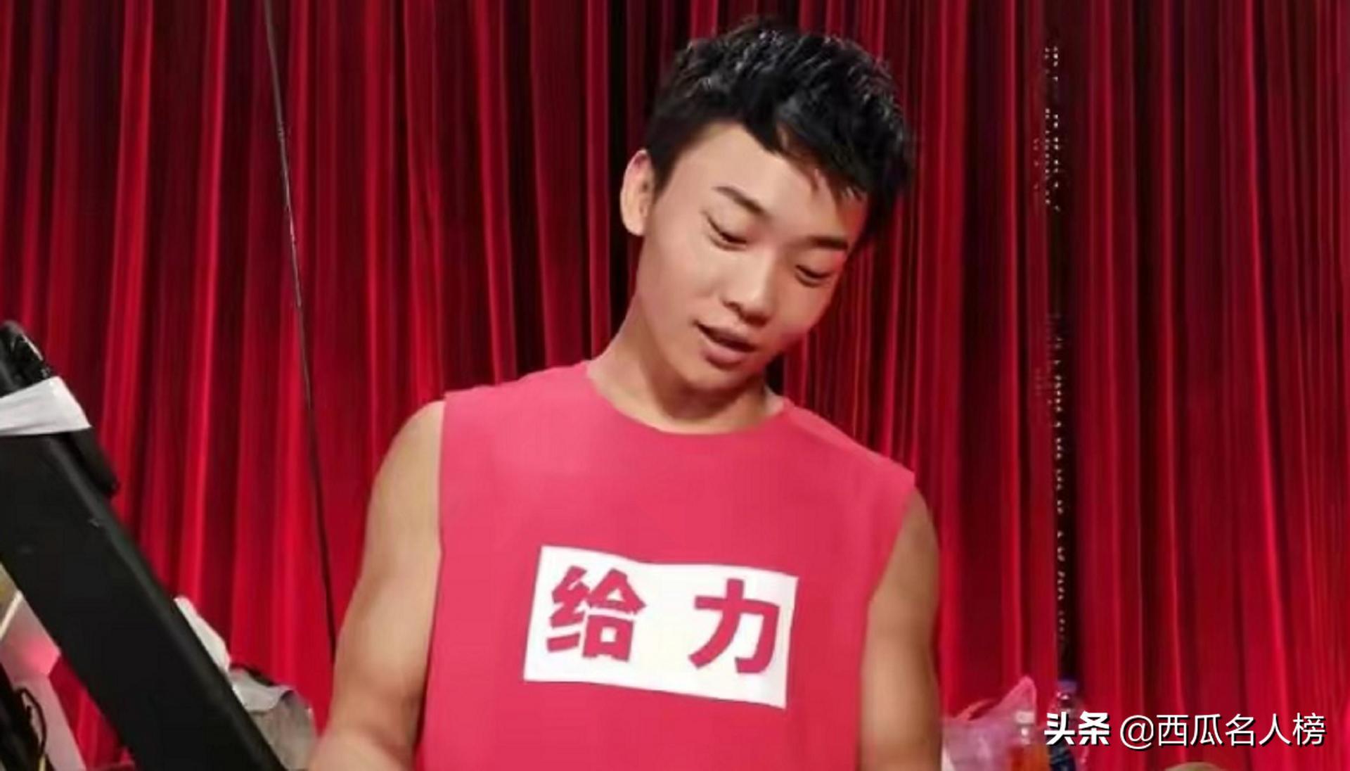 武状元单手俯卧撑,武状元俯卧撑