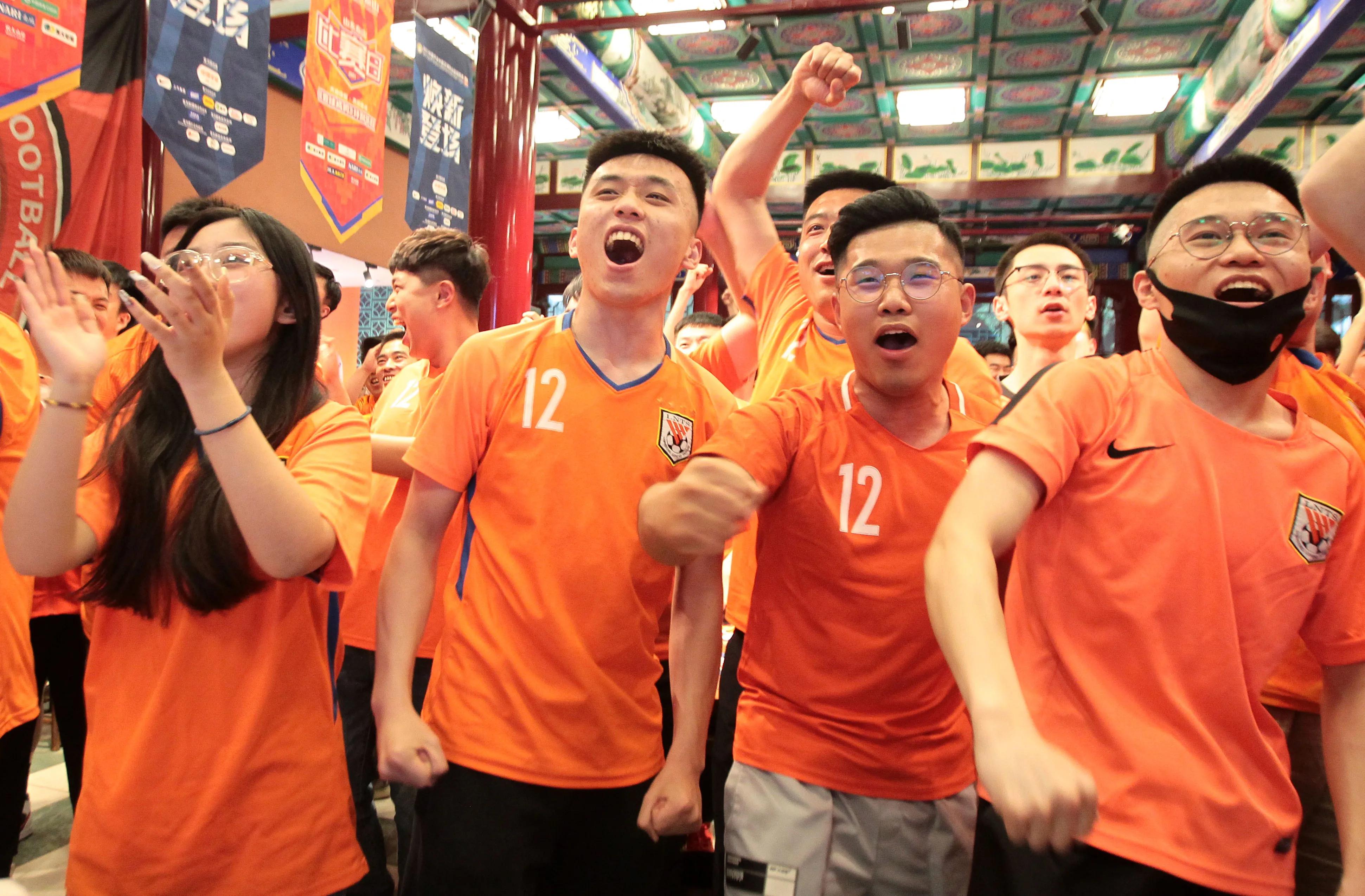 愿岁月可回首，且与足球共白头