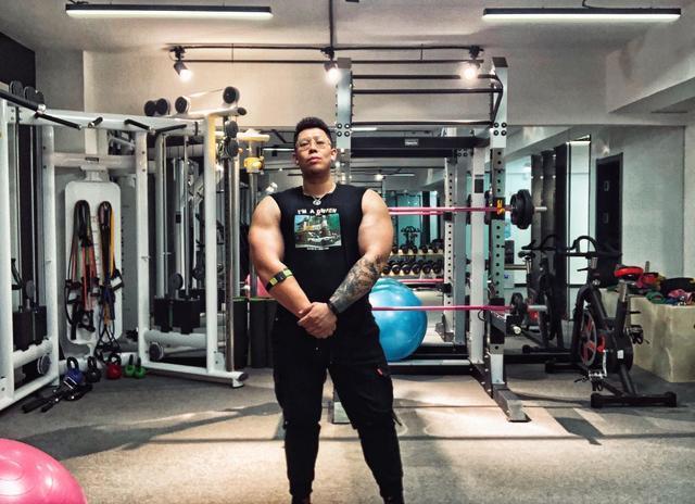 深蹲后腿疼吃什么药,深蹲后腿疼还能坚持锻炼吗