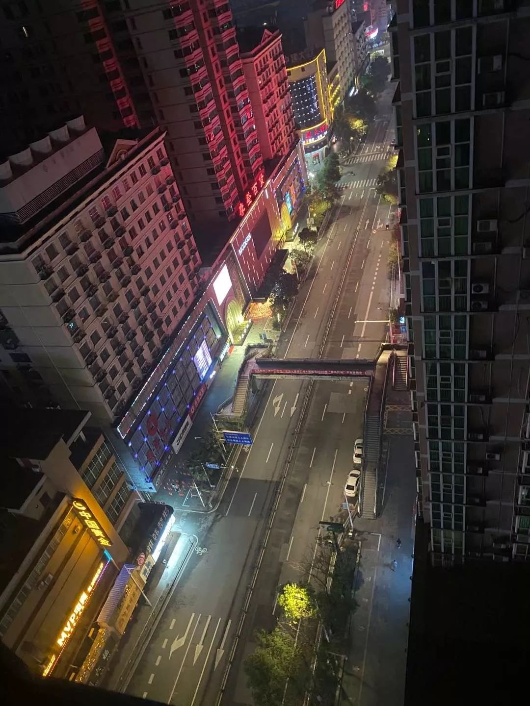 疫情下的县城夜晚照片真实,疫情时期农村的真实生活