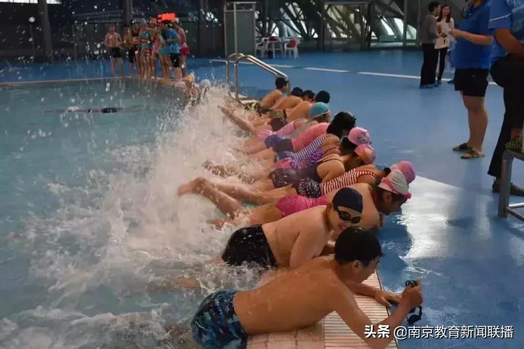 中国中小学应该普及游泳课,南京中小学游泳体育课程