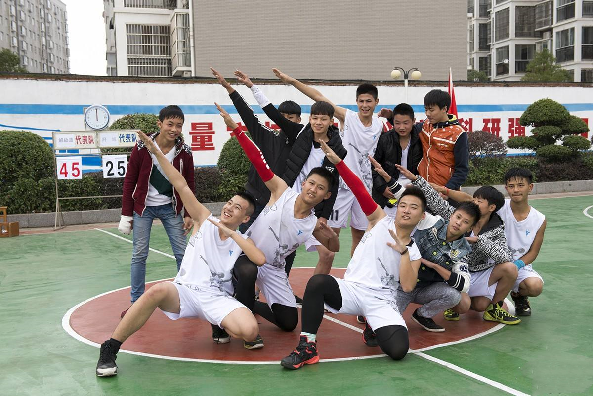 初中男生认为很帅的动作,初中男生很帅的行为