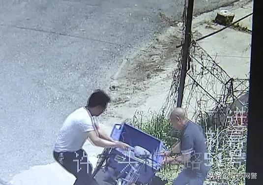 好心人扶起摔倒老人反被冤枉,一老人摔倒路人主动上前扶起