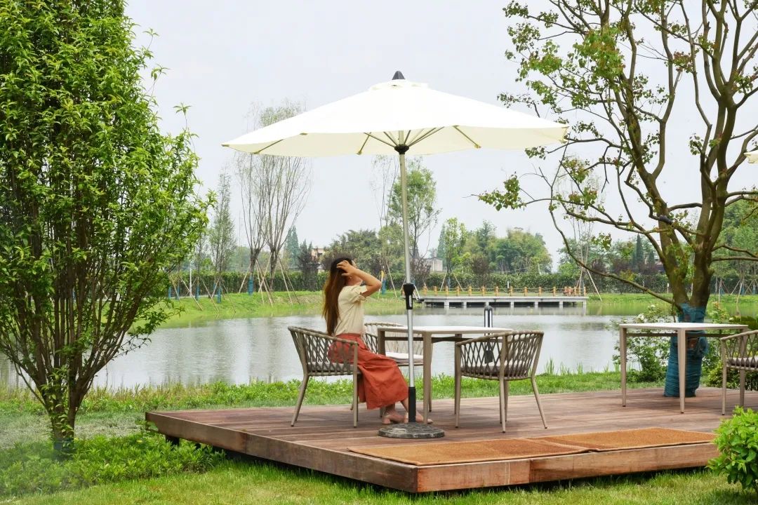 「觅趣小镇新都·原舍绿茵」湖畔泳池，畅玩斑竹园足球音乐小镇