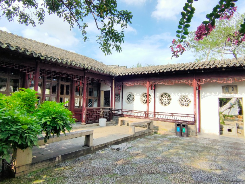 现实和画卷就隔着一扇门的距离，我推开苏州网师园的大门，流泪了