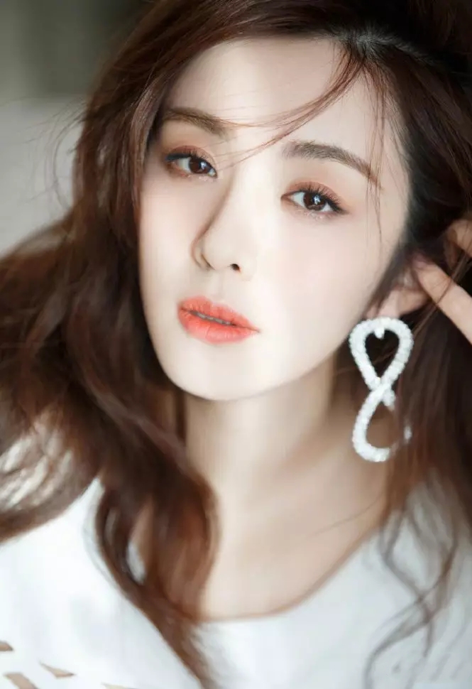 女生眼型桃花眼,狐狸眼的女生一般有什么特征