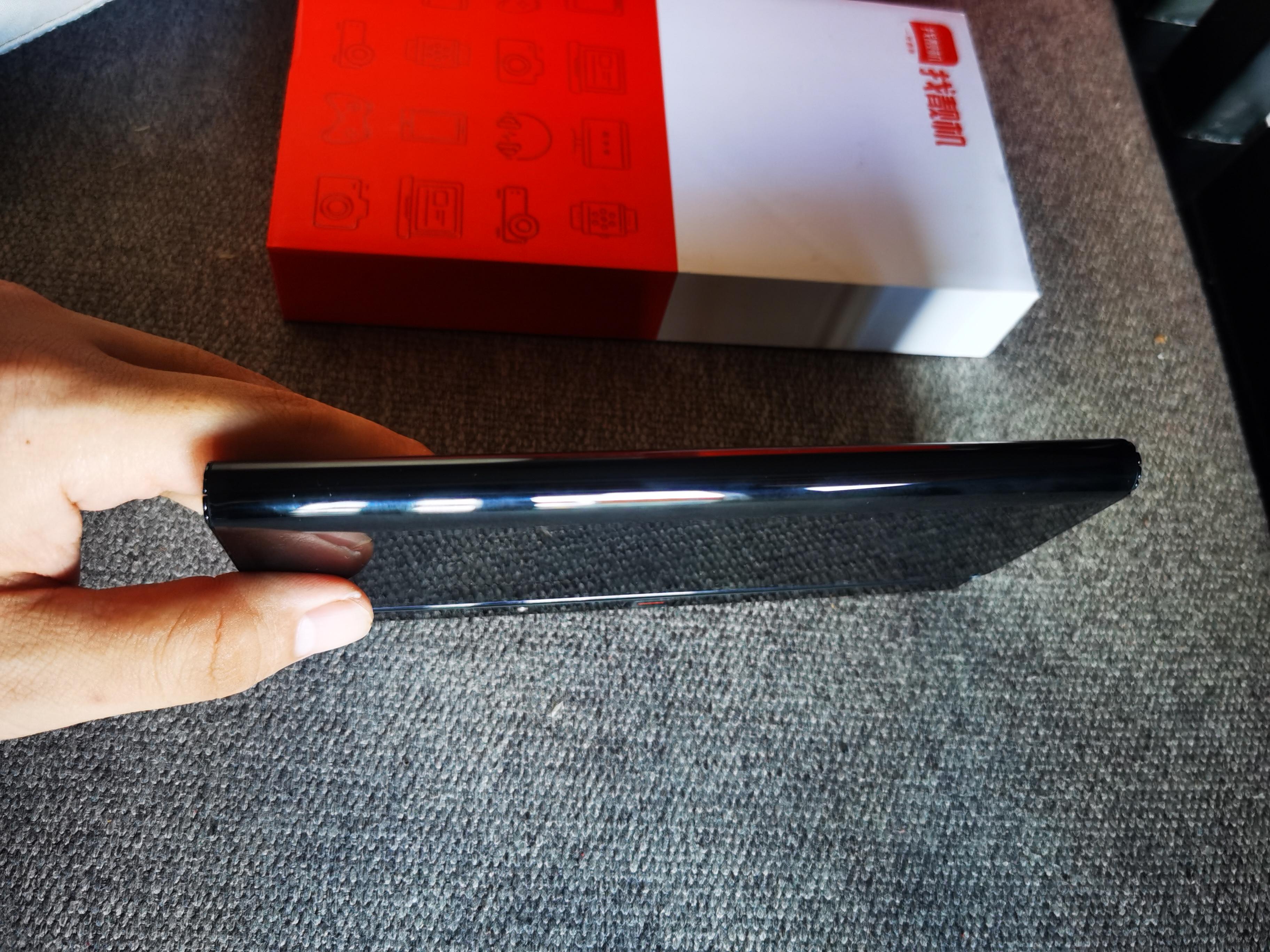 华为MateXs评测：昂贵的折叠手机｜带有灵活屏幕“后背”