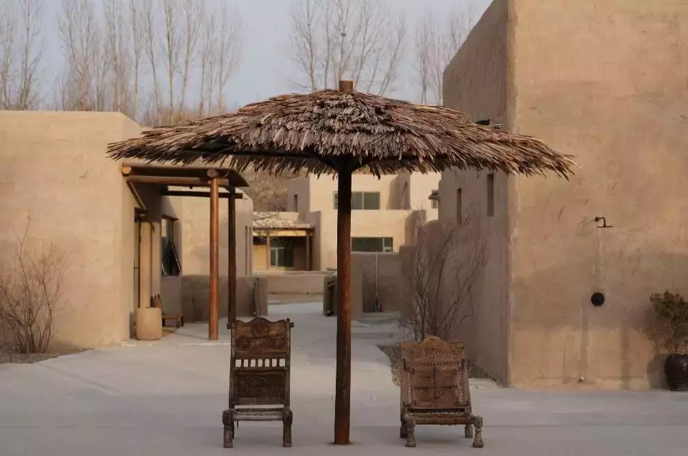 把泳池搬进沙漠,圈黄河做庭院,一个男人的西部世界,可以有多野