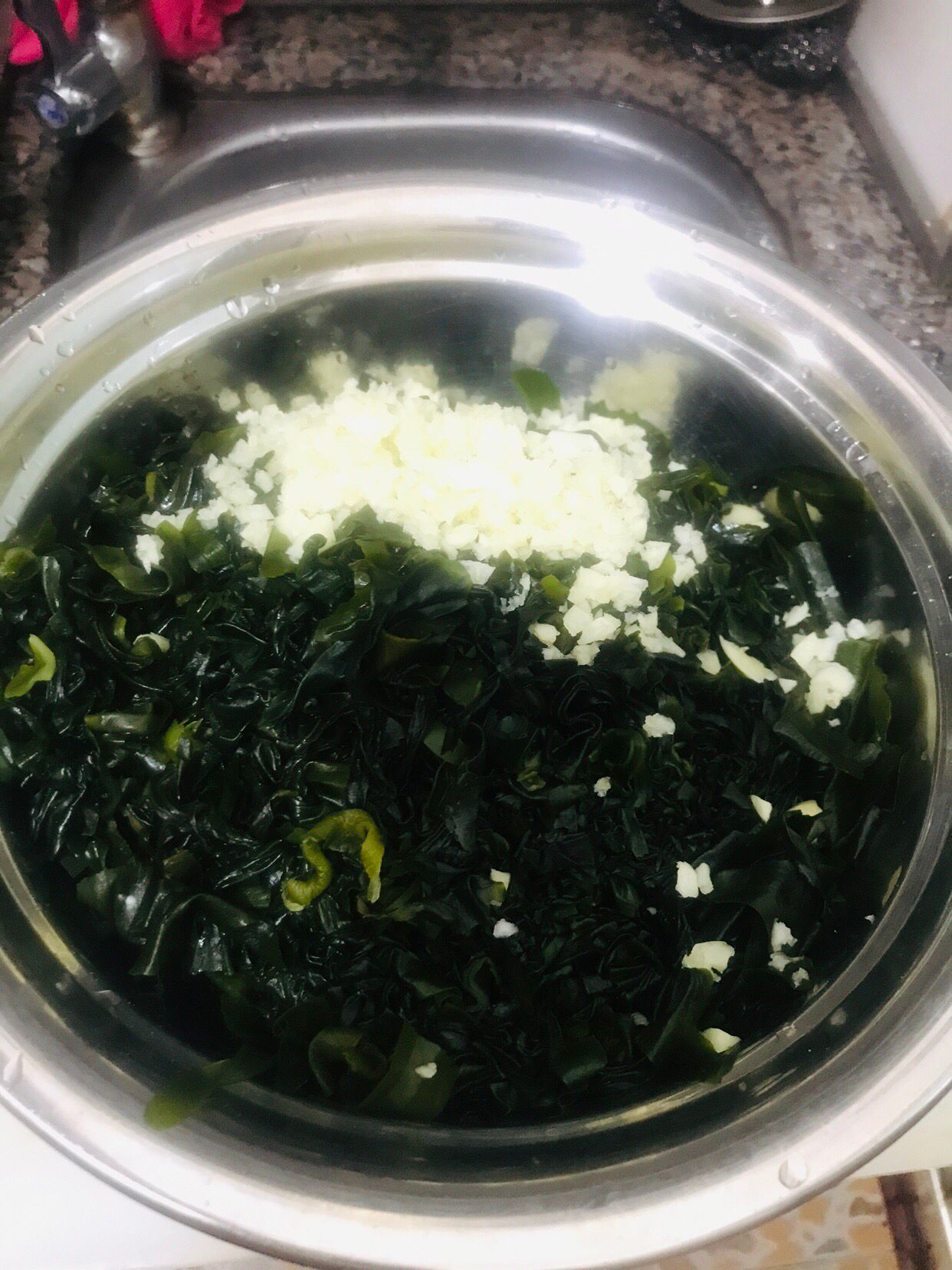 海洋特产螺旋藻怎么做好吃,深海螺旋藻凉拌怎么做