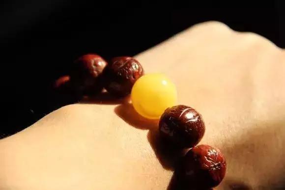 凤眼菩提漏眼影响盘玩么,凤眼菩提漏眼了还值钱吗