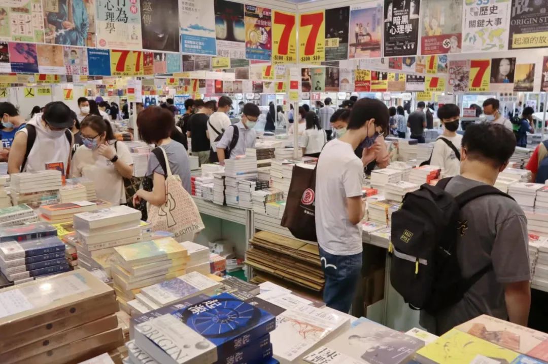 香港亚洲博览馆后疫情时代,香港书展周日爆棚场内外人潮涌动