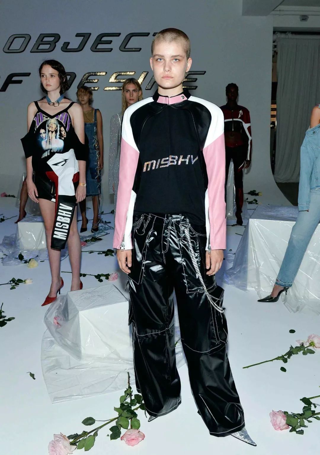 非主流绿皮裤,黑色短皮裤怎么搭配好看