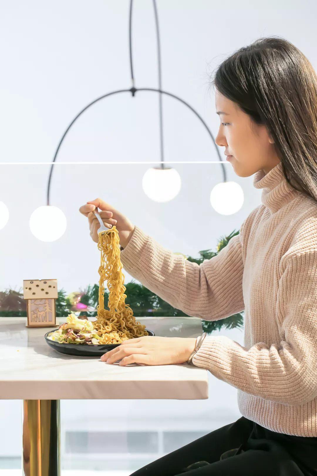 双色的双层小店，晚上有满天星星，呆足一天也不够