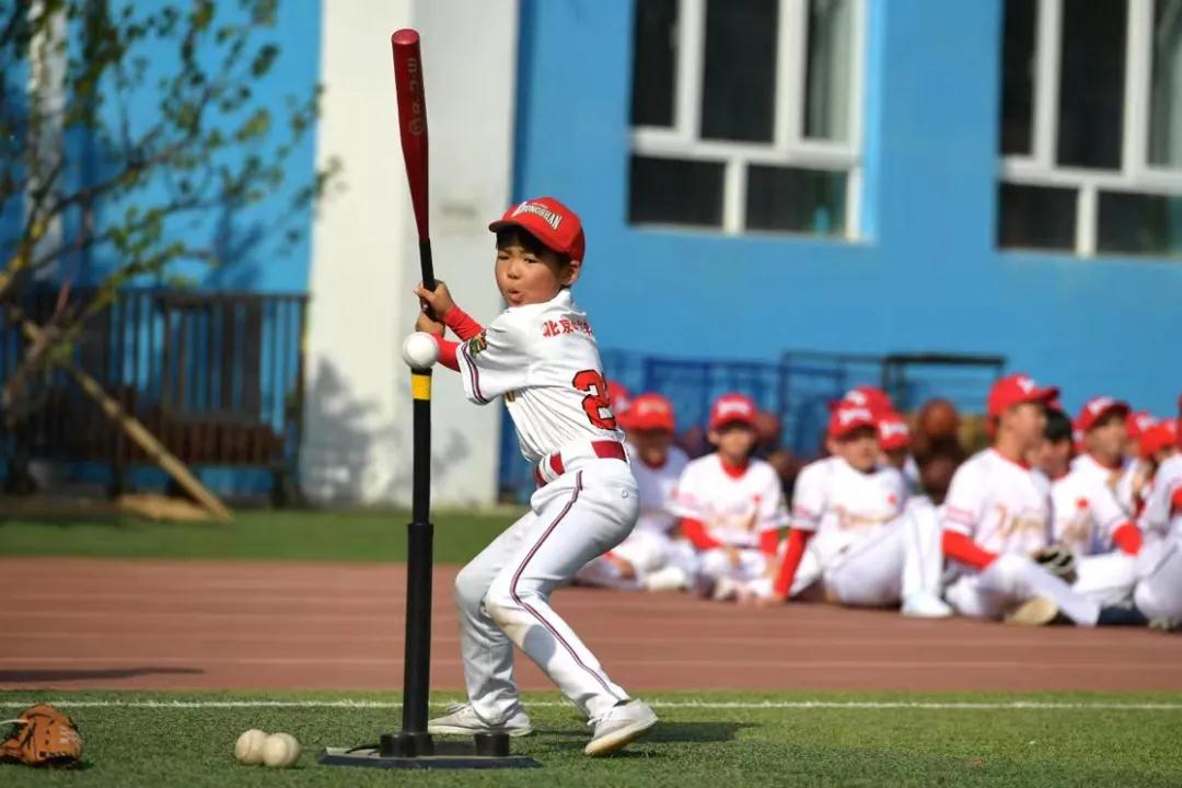 一共有207人参加体操表演,一百多人体育节开场