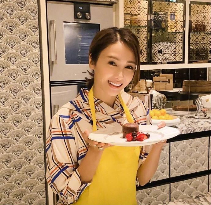 黎姿为双胞胎女儿庆祝一周岁生日,黎姿49岁生日庆生照