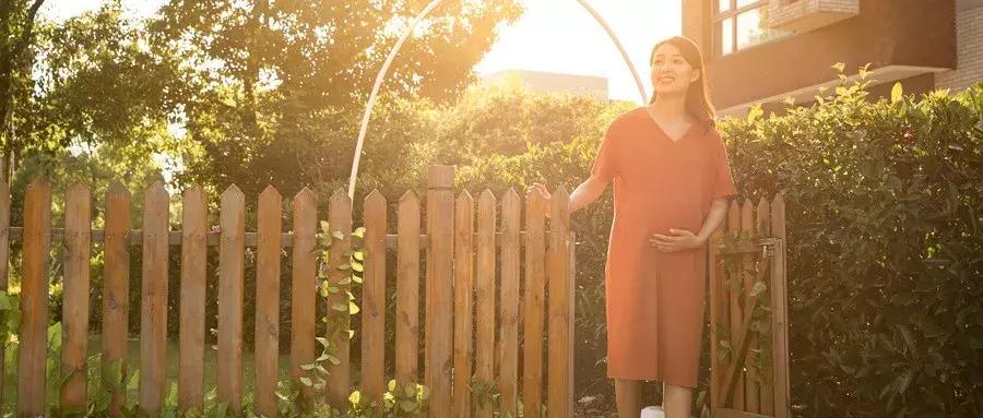 李晨和范冰冰合作不尴尬吗,李晨陪伴范冰冰一起做公益